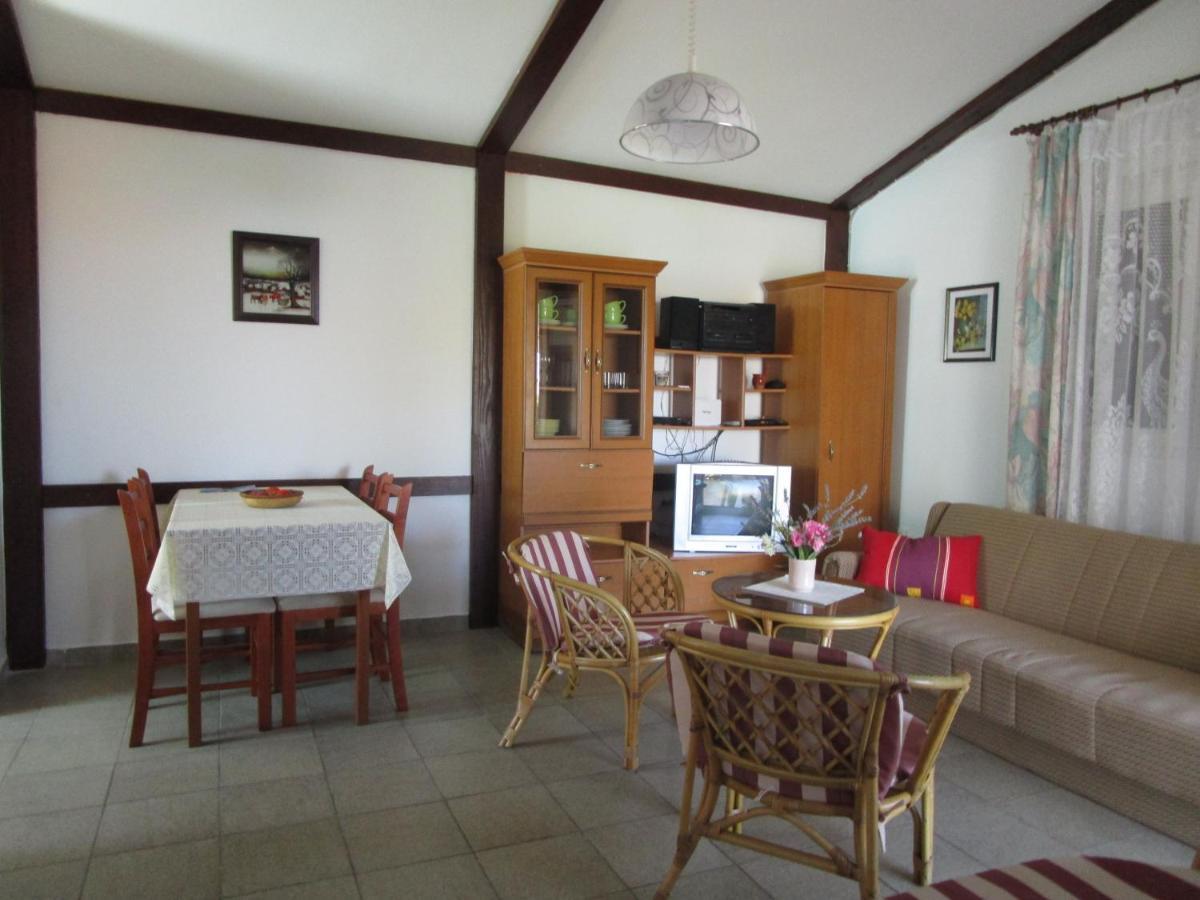 Beachfront House Nada - Happy Rentals Karlobag Kültér fotó