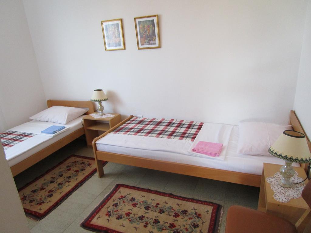Beachfront House Nada - Happy Rentals Karlobag Szoba fotó